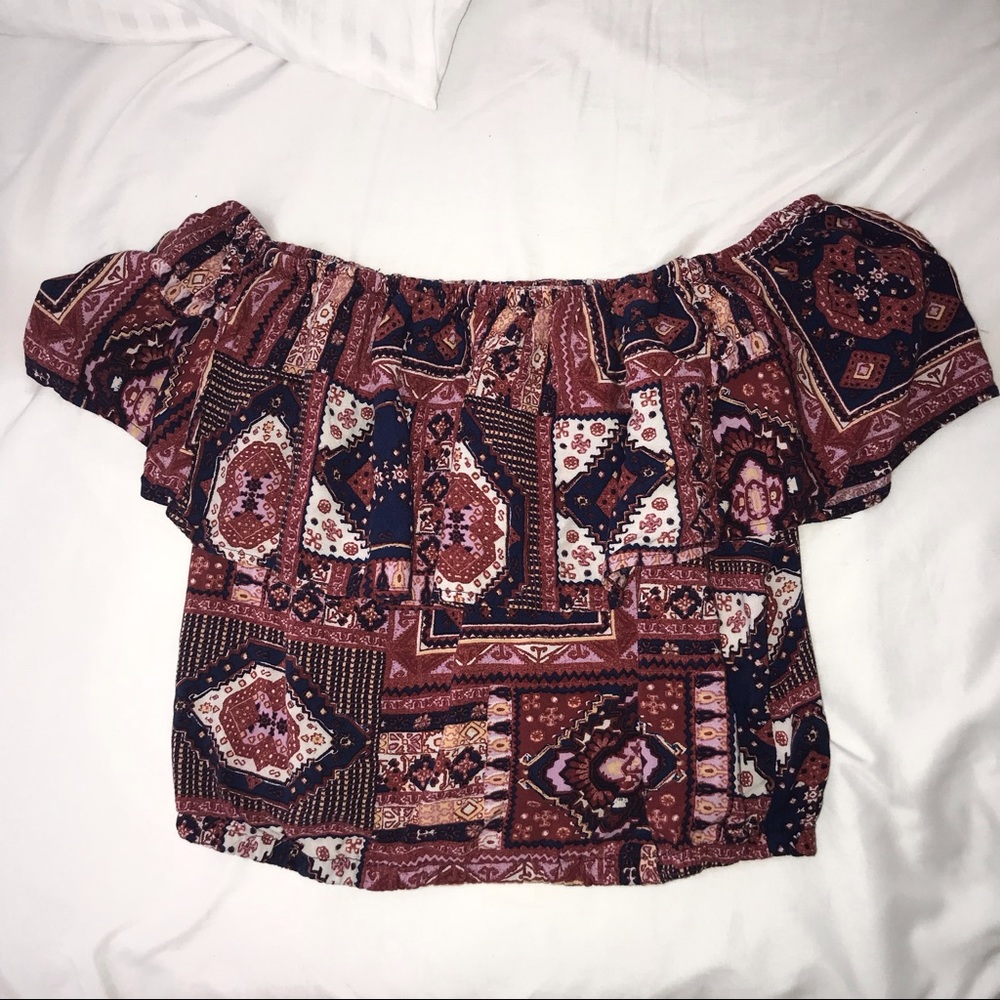 Cute & simple off the shoulder patterned crop top.